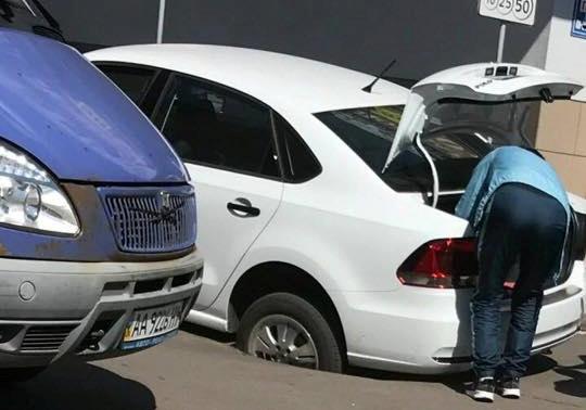 Новость - События - В Киеве белый автомобиль провалился под асфальт