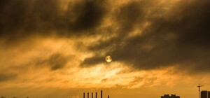 Левый берег накрыло дымом с едким запахом: что это было