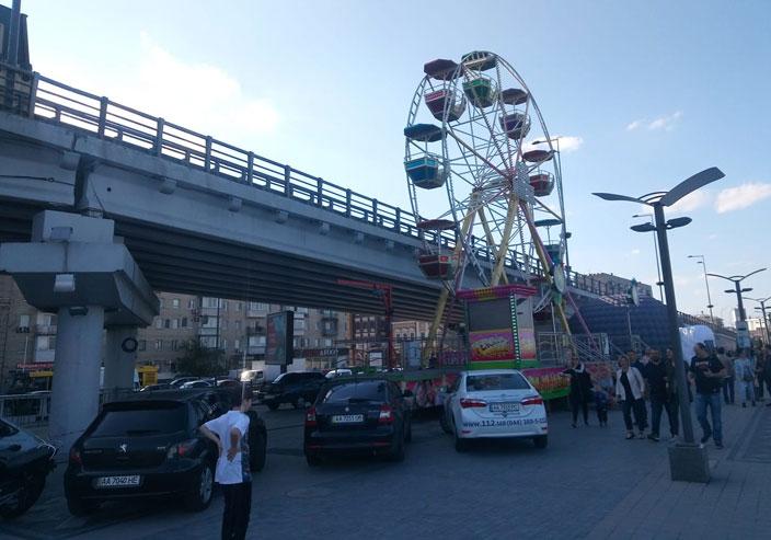 Новость - События - На Почтовой площади установили колесо обозрения с видом на дорогу