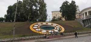 Фотофакт: на Майдане начали обновлять знаменитые цветочные часы