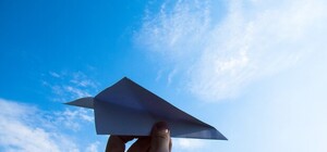 Видеофакт: в Харькове установили рекорд по запуску бумажных самолетиков