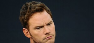 Что за свинство: днепряне превращают пеньки в урны для мусора