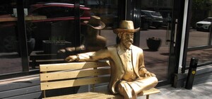 Возле Андреевской церкви утром обнаружили памятник, который стоял на улице Пушкинской