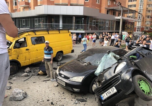 Новость - События - В Ирпене авто на еврономерах снесло остановку общественного транспорта