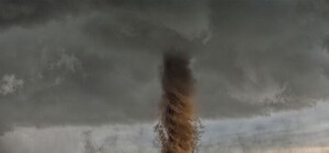 Город торнадо: в Запорожье запечатлели еще один смерч