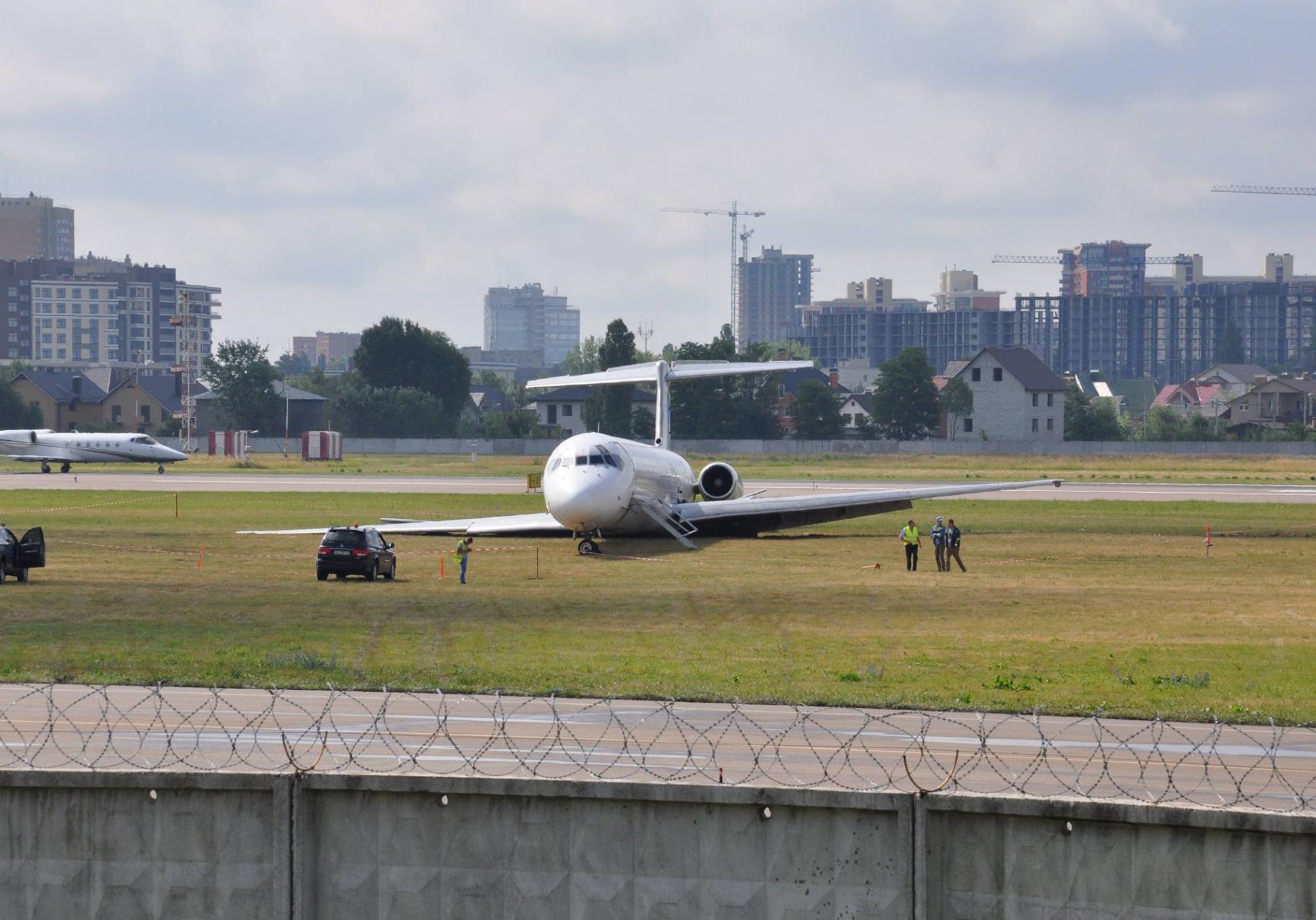 Новость - События - В Жулянах начали разбирать вылетевший за пределы полосы самолет Bravo Airways: фото