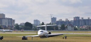 В Жулянах начали разбирать вылетевший за пределы полосы самолет Bravo Airways: фото