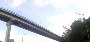 В Киеве подростки с моста бросали камни в автомобили: видео