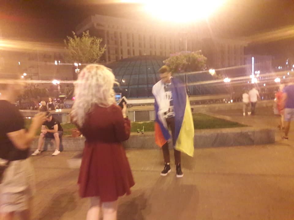 Новость - События - "За русский мир": в центре Киева молодые люди носили российский флаг