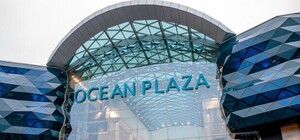 С баллончиками и файерами: в Киеве радикалы напали на ТРЦ Ocean Plaza