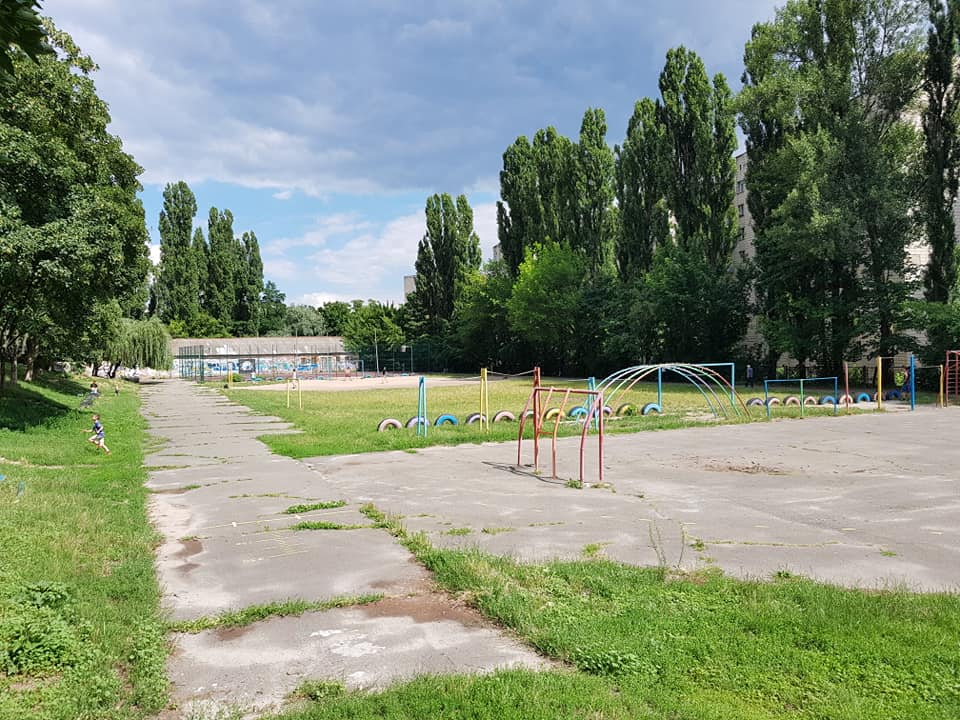 Новость - События - Потрудились "на славу": киевляне возмущены реконструкцией школьного стадиона