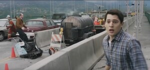 Хоть бы живым дойти: на Большой Диевской проваливается асфальт и падают столбы