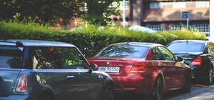 Відеофакт: у Львові хлопці повибивали зуби, стрибаючи по автомобілях