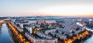 На даче пригодится: на Русановской набережной киевляне воруют плитку