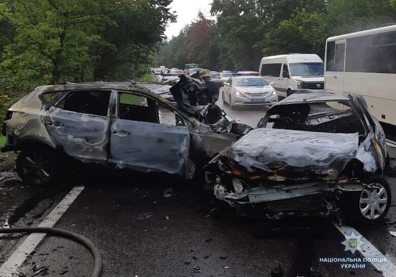 Новость - События - В Киеве после аварии загорелся автомобиль и в нем погибла семья