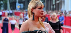 Добрались до красной дорожки: самые странные и эпатажные наряды закрытия ОМКФ