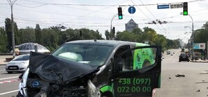 На Дорогожичах автомобиль после аварии выбросило на тротуар: пострадали пешеходы