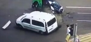 Появилось видео жесткой аварии на Дорогожичах, в которой погиб пешеход