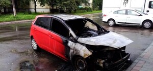 Загадковий підпал: у Львові вночі згоріли два авто