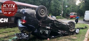 В Киеве легковушка влетела под трамвай: пострадал ребенок