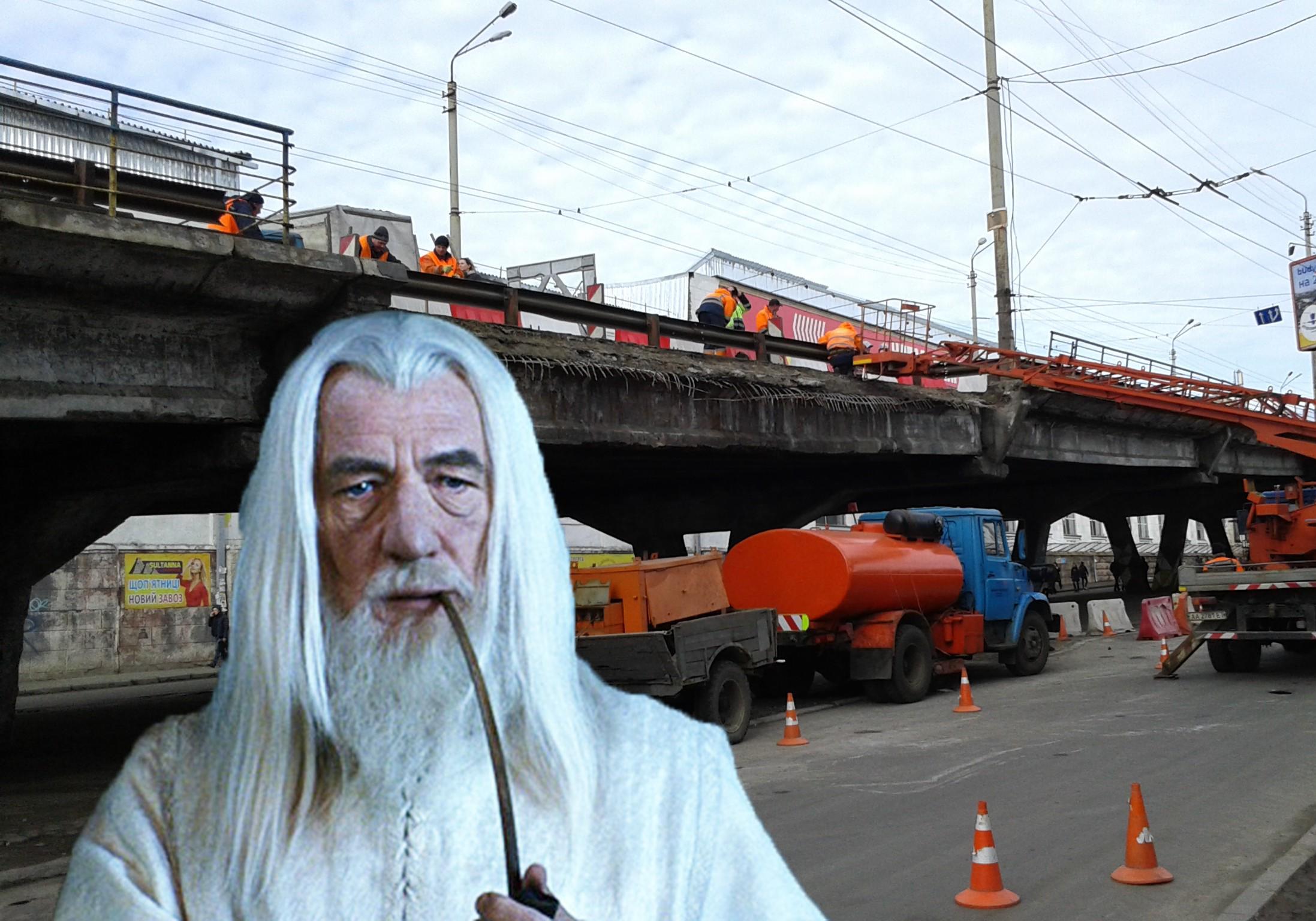 Новость - События - На Шулявке грузовик застрял под мостом: видео