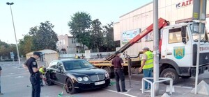 Паркуюсь, як олень: львівський автохам на Bentley Flying Spur вразив мережу