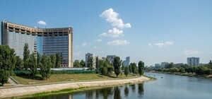 На Русановской набережной обновили парк. Как он теперь выглядит