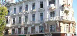 Дождались: одесский Пассаж освободят от уродливой рекламы