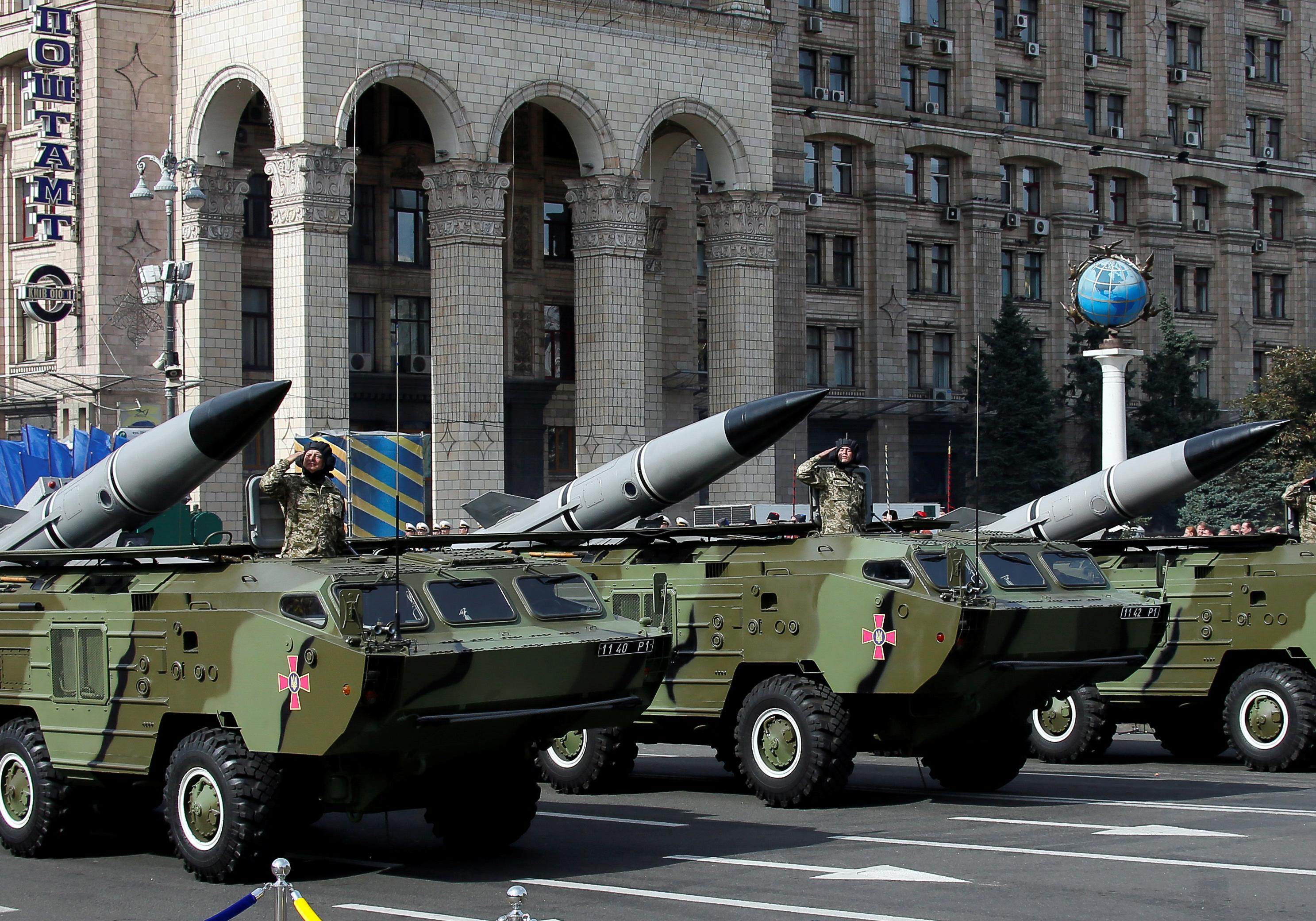 Новость - События - Танки в городе: в сети появилось впечатляющее видео движения колонны военной техники по центру Киева