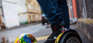 Уборка и прогулка: в Киеве мамочки с детскими колясками и дворники разъезжают на гироскутерах