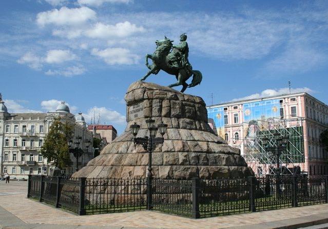 Новость - События - Банный день: в Киеве вымыли памятник Богдану Хмельницкому