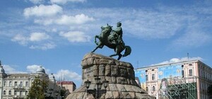 Банный день: в Киеве вымыли памятник Богдану Хмельницкому