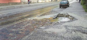Фотофакт: на Мечникова у Львові вп'яте за рік утворилося провалля