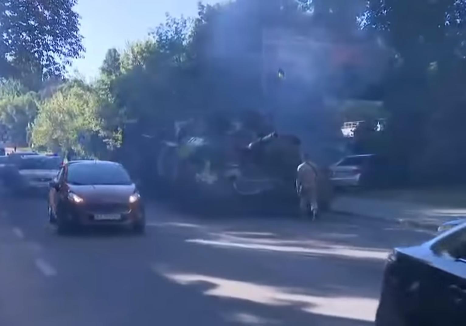 Новость - События - В Киеве посреди улицы задымился танк