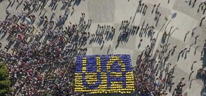 Смотри видео: в Харькове устроили флешмоб ко Дню флага