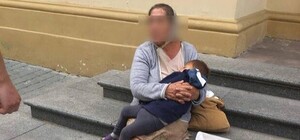 Розбудити не змогла: у Львові ромка жебракувала з непритомною дитиною