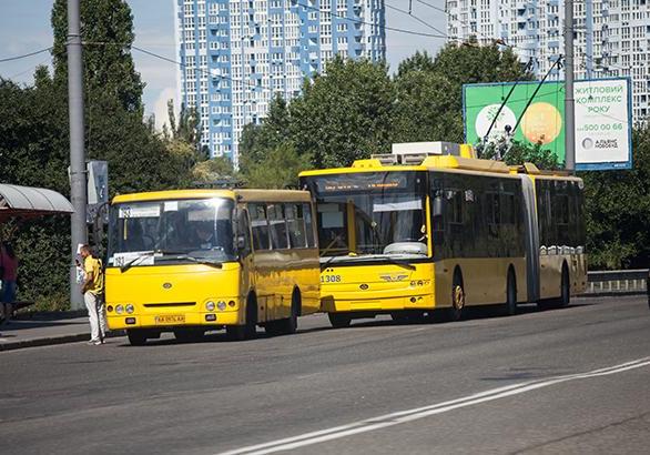 Новость - События - В сторону "Почайной" пробка: на Телиги столкнулись маршрутка и троллейбус