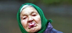 Развлекается по-своему: в Днепре бабушка ходит и поджигает кучи листьев (видео)