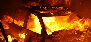 Видеофакт: в центре Харькова на ходу сгорела легковушка