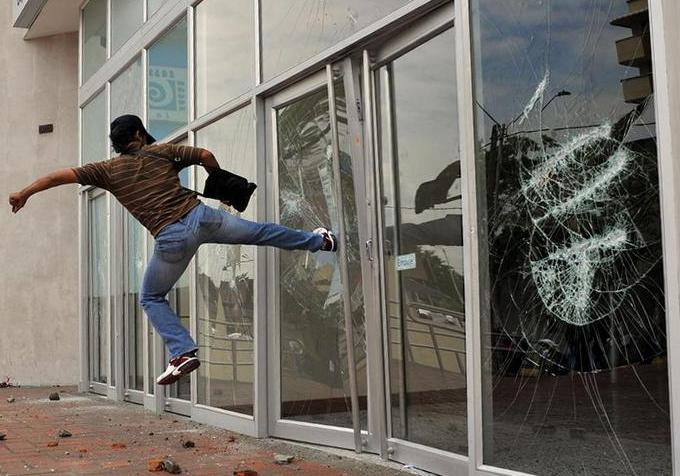 Новость - События - Псих какой-то: на Осокорках мужчина напал на стекляную дверь