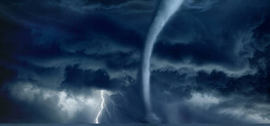 Стихия бушует: на Азовском море снова видели смерч