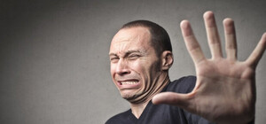 Кунжут с сюрпризом: днепрян купил конфеты с червяками