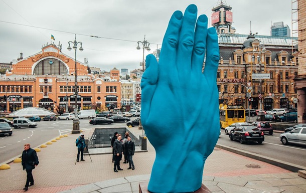 Новость - События - Пандора и Фрекен Бок: как в соцсетях шутят про новую арт-инсталляцию в центре Киева