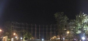 Праздничное сочетание: возле самого большого флага Украины устанавливают сцену