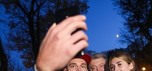 На селфі до Львова: Порошенко показав фото з вечірньої прогулянки містом