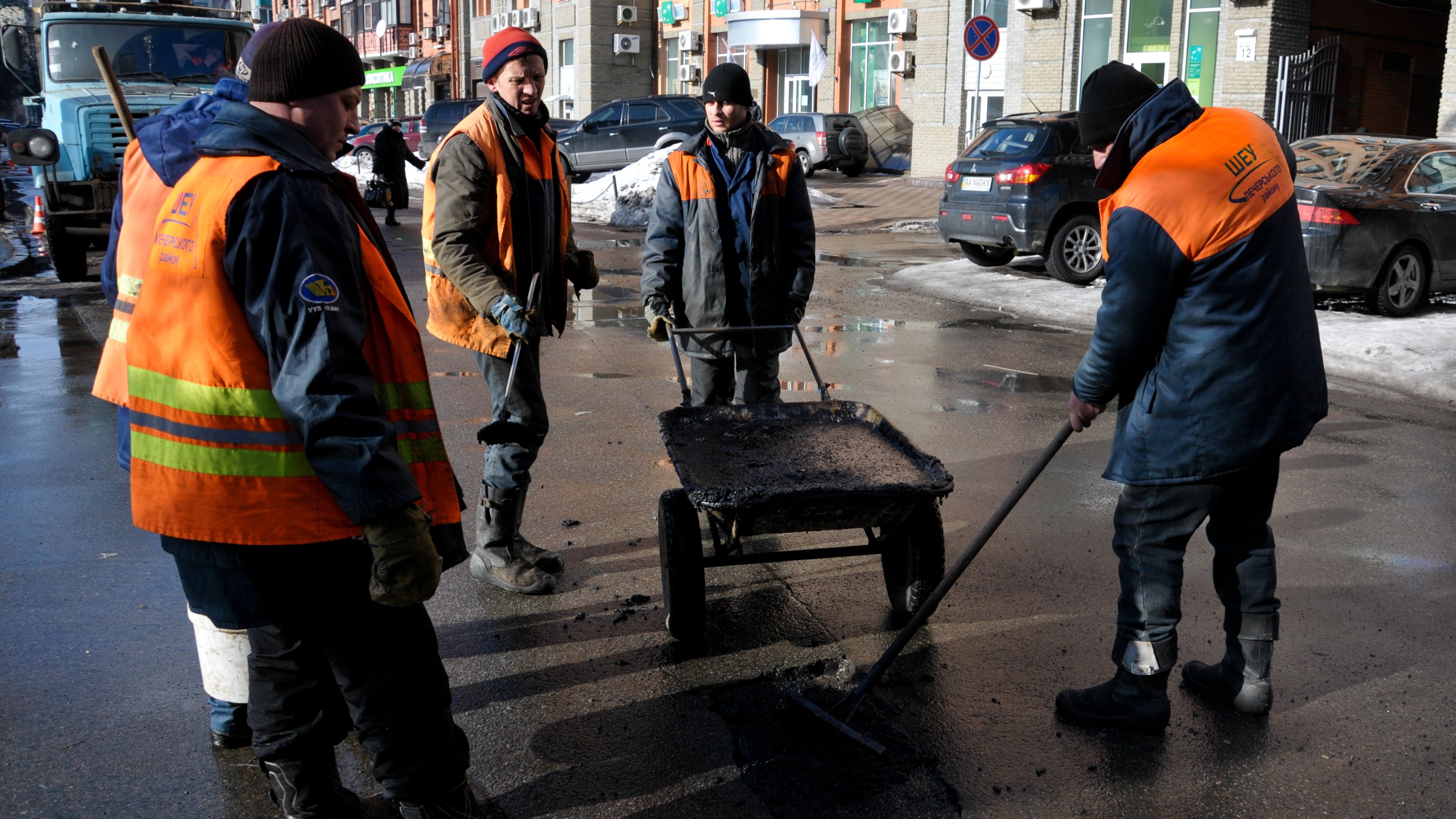 Новость - Транспорт и инфраструктура - Ошибочка вышла: в Киеве коммунальщики сняли асфальтное покрытие не на той улице