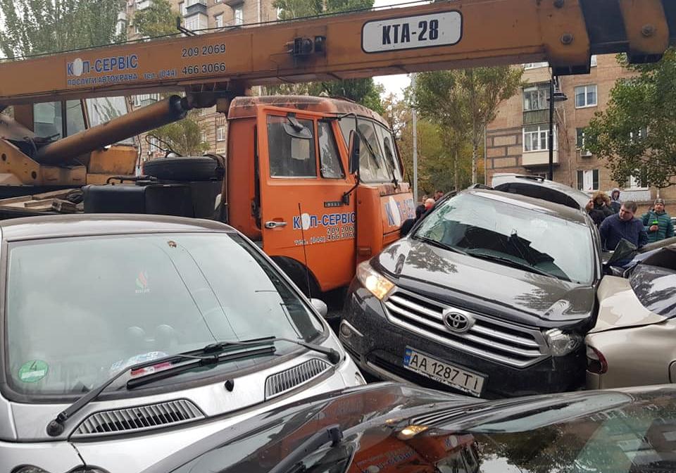 Новость - События - В центре Киева автокран смял больше 10 автомобилей: собралась огромная пробка