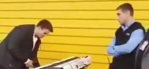 Угрожали наручниками и задержанием: возле ТРЦ произошел скандал между уличным музыкантом и охранниками (ВИДЕО)