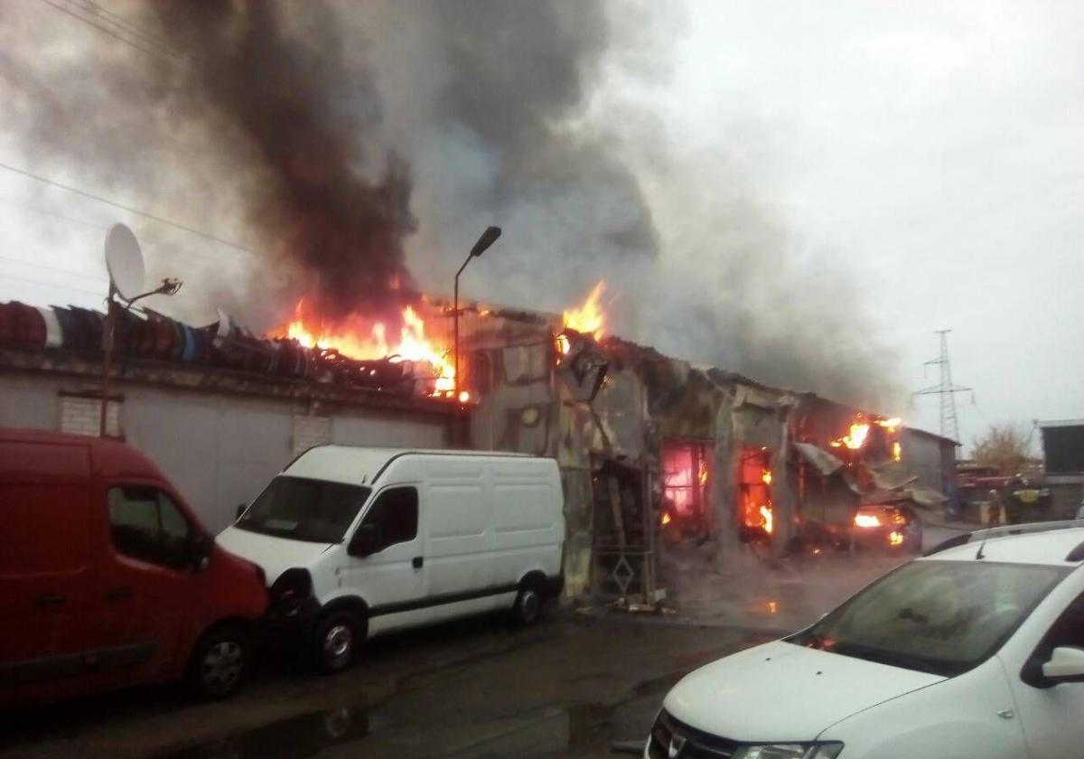 Новость - События - В результате масштабного пожара на СТО в Киеве сгорели 7 автомобилей