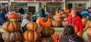 Ждем Хэллоуин: на одесском Привозе стартовал тыквенный сезон